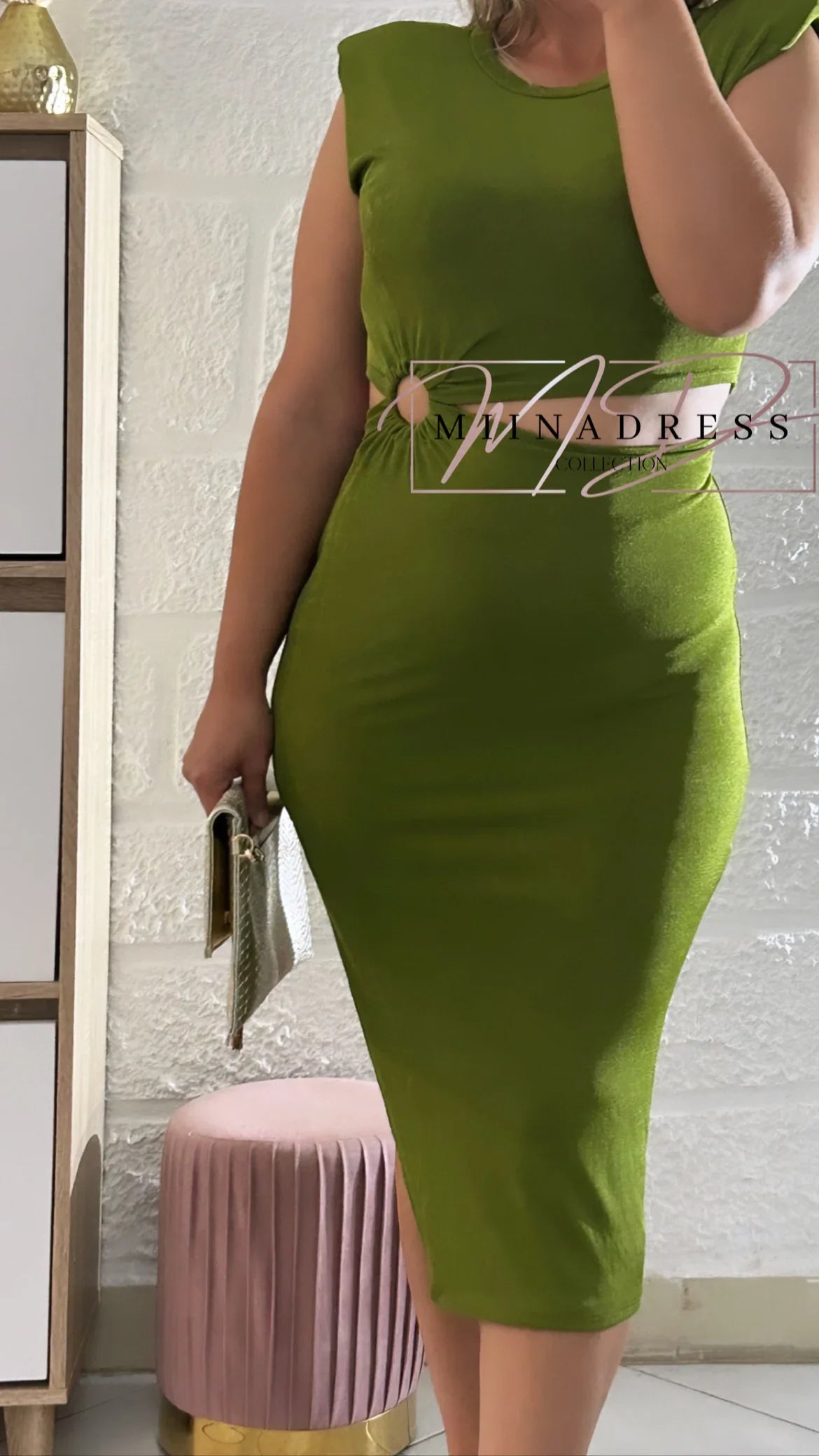 Robe moulante verte sans manches, coupe midi tendance, tenue chic féminine, accessoire pochette.