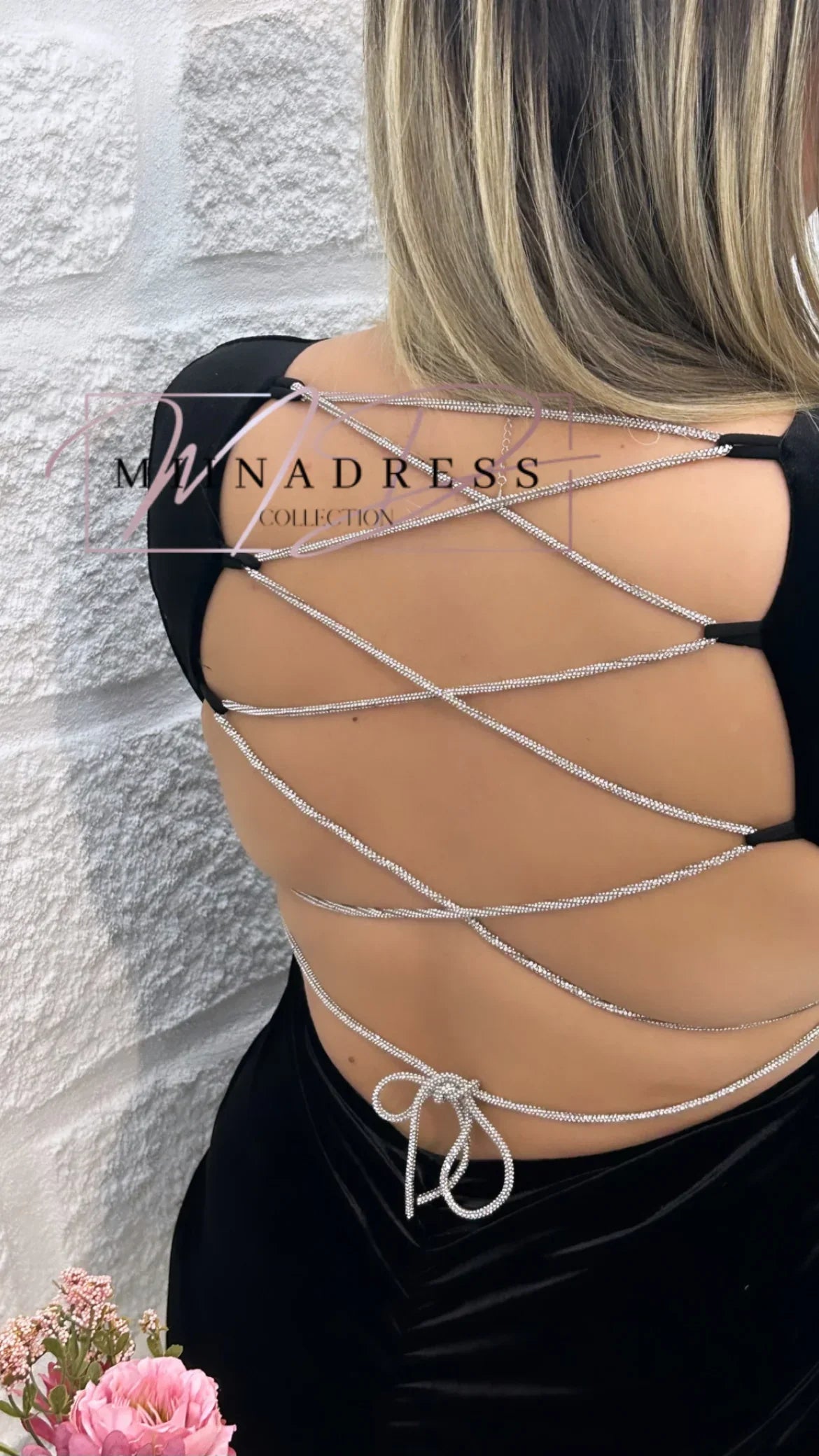 Robe noire dos nu avec liens croisés strass tendance, tenue soirée élégante femme